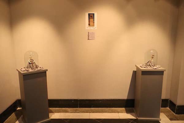 زیورآلاتی از فرهنگ قومس بر پیکر سیمرغ نگارخانهی سمنان