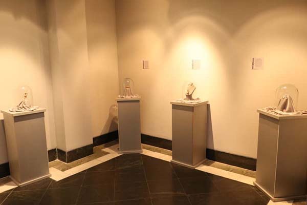 زیورآلاتی از فرهنگ قومس بر پیکر سیمرغ نگارخانهی سمنان