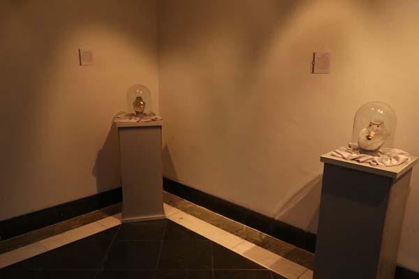 زیورآلاتی از فرهنگ قومس بر پیکر سیمرغ نگارخانهی سمنان