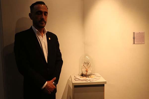 زیورآلاتی از فرهنگ قومس بر پیکر سیمرغ نگارخانهی سمنان