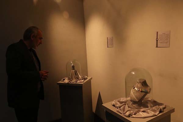 زیورآلاتی از فرهنگ قومس بر پیکر سیمرغ نگارخانهی سمنان