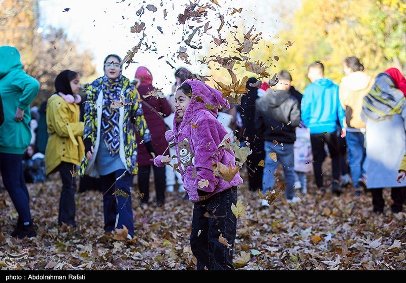 طنازی برگهای پاییزی در پیادهراه اکباتان همدان + تصاویر