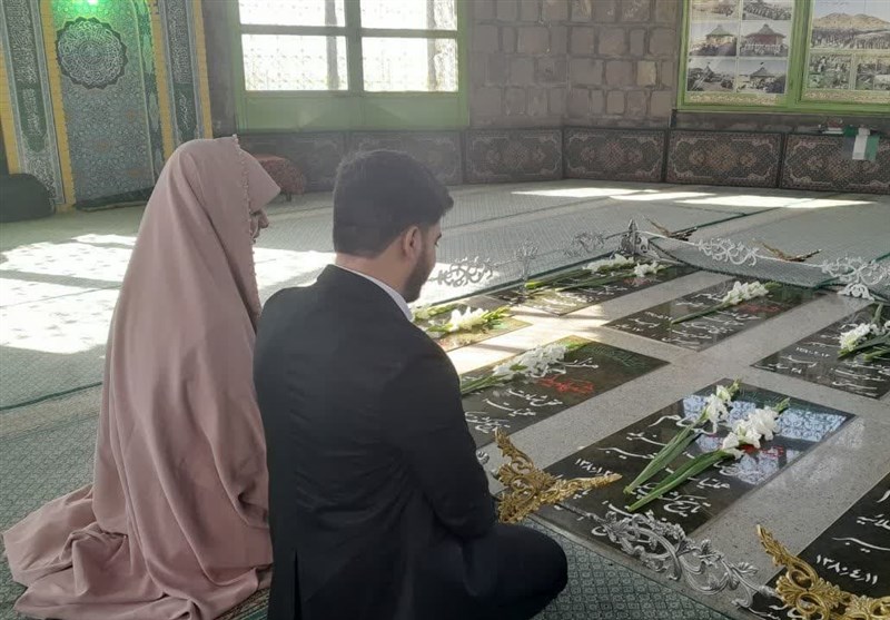 عقد ساده در کنار شهدای گمنام زنجان