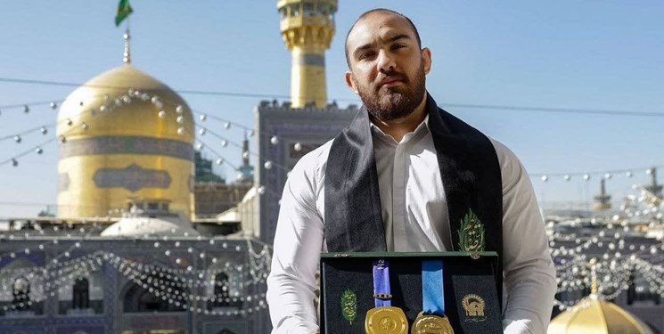 قهرمان نامآور کشتی 2 مدال طلای جهانی خود را به موزه آستان قدس رضوی اهدا کرد