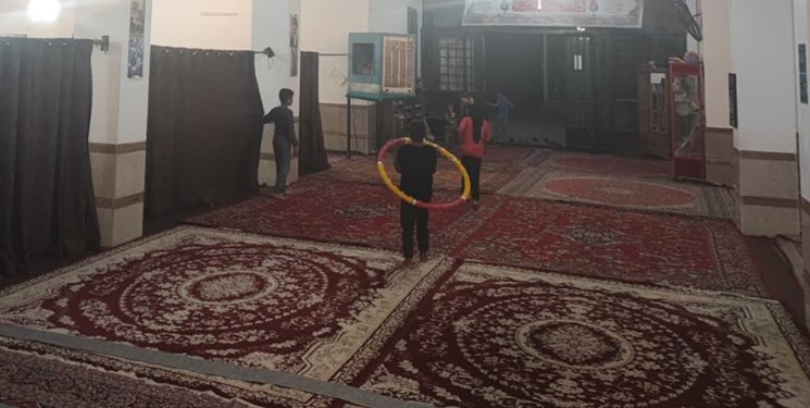 مسجدی در کرمان که پاتوق نوجوانهای محله است