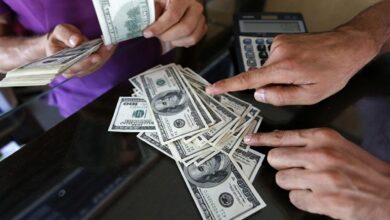 نوبتفروشی در شعبههای بانکی / تداوم هدررفت منابع ارزی با سیاست بانک مرکزی