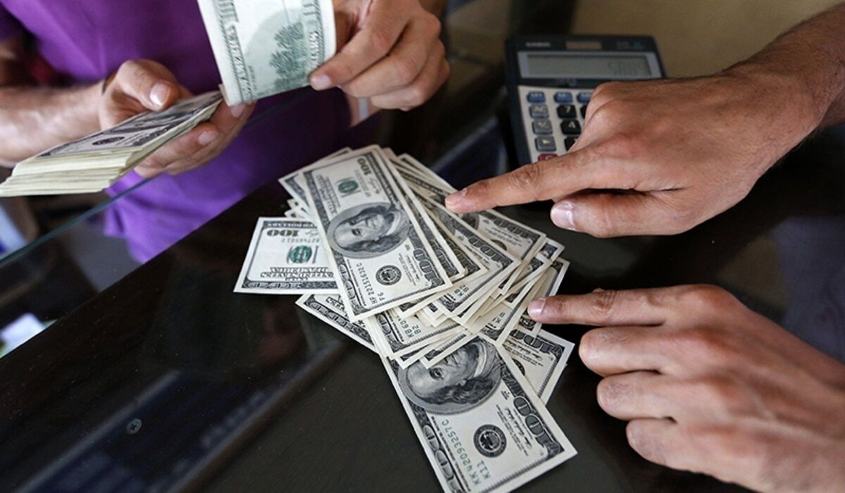 نوبتفروشی در شعبههای بانکی / تداوم هدررفت منابع ارزی با سیاست بانک مرکزی