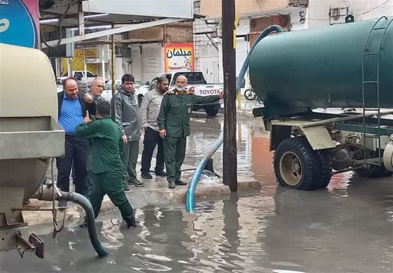 نیروهای سپاه برای تخلیه آبگرفتگیها در اهواز دست بهکار شدند + عکس