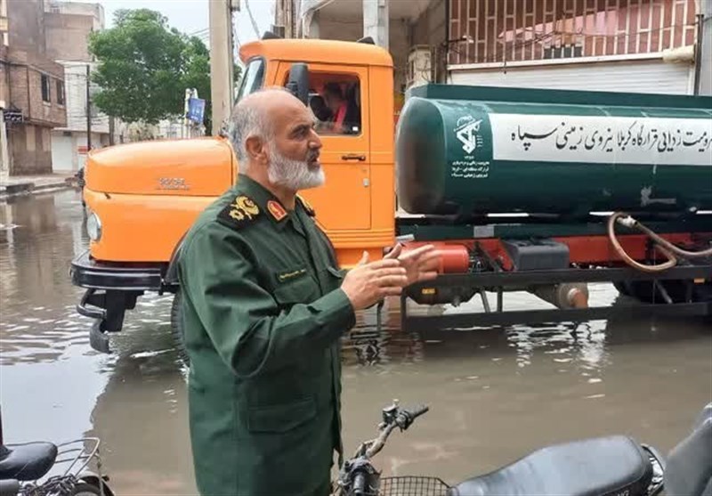 نیروهای سپاه برای تخلیه آبگرفتگیها در اهواز دست بهکار شدند + عکس