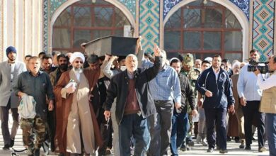 پیکر آیتالله شاکری نزدیک مزار فرزند شهیدش آرام گرفت + تصاویر