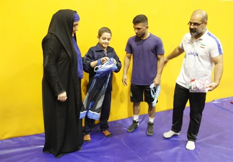 کودک اهوازی مبتلا به سرطان به آرزویش رسید/ آرین با قهرمان جهان کشتی گرفت + تصاویر