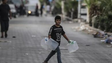 کودکان غزه مجبور به نوشیدن آب شور دریا شدهاند