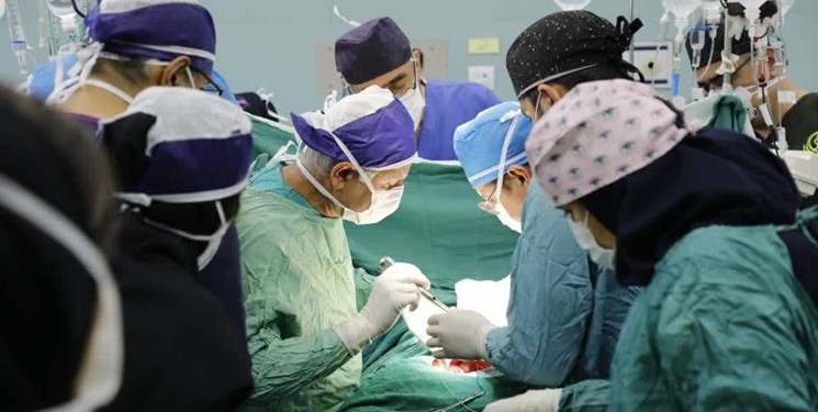 ۱۰ ساعت تلاش جراحان شیرازی برای جداسازی دوقلوهای بههم چسبیده پایان یافت؛ ادامه کار به آینده موکول شد