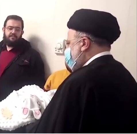 اذانگفتن رئیسی در گوش نوزاد فردیسی + فیلم