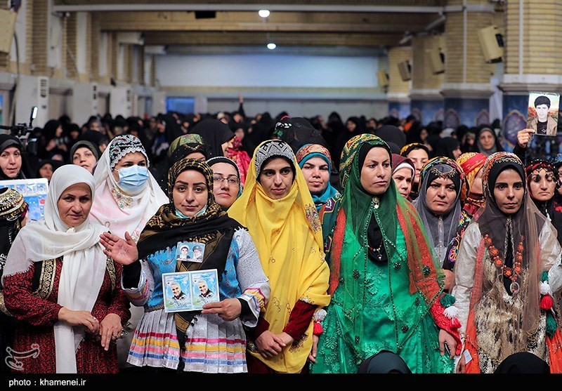 از تشویق ممتد زنان در پی سخنان رهبری تا دفاع تمام قد مقام زن/ دیروز در حسینیه امام خمینی(ره) چه گذشت؟