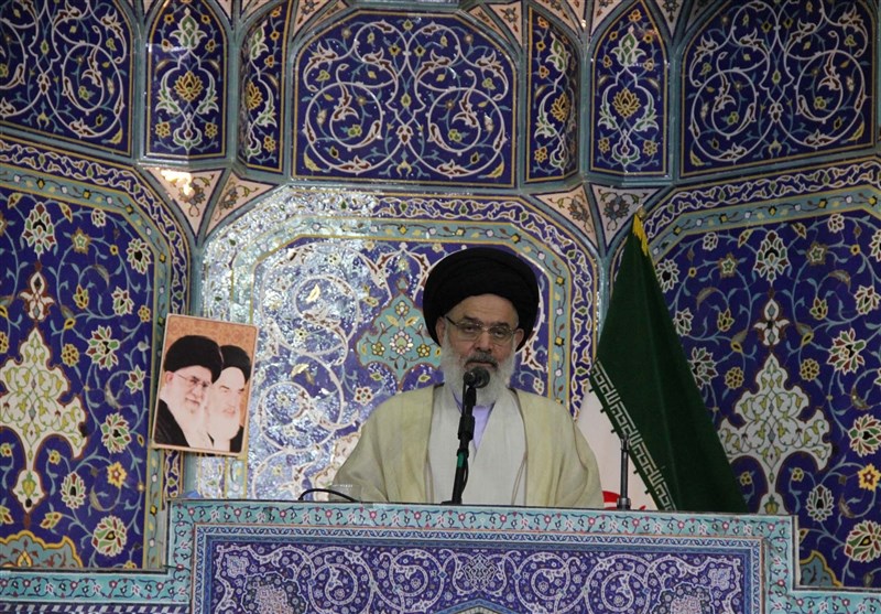 امام جمعه قم: از مسئولان توقع داریم مشکلات جامعه را برطرف کنند