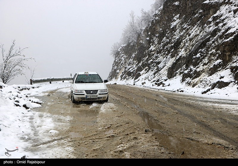 بارش برف در گردنههای لرستان/ محورهای اصلی باز است