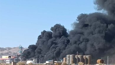 بالگرد امکان مانور پروازی در پالایشگاه بیرجند را ندارد/ ورود به کانون آتشسوزی امکانپذیر نیست + فیلم