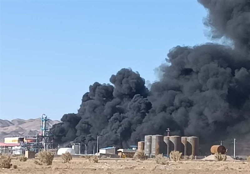 بالگرد امکان مانور پروازی در پالایشگاه بیرجند را ندارد/ ورود به کانون آتشسوزی امکانپذیر نیست + فیلم