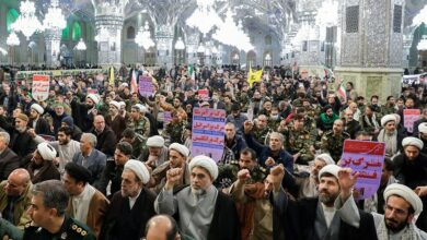 تجدید میثاق زائران و مجاوران با ولایت در حرم امام رضا(ع)/ طنین فریاد مرگ بر فتنهگر + تصاویر