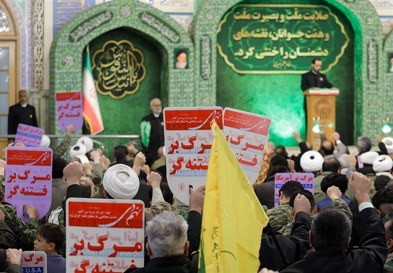 تجدید میثاق زائران و مجاوران با ولایت در حرم امام رضا(ع)/ طنین فریاد مرگ بر فتنهگر + تصاویر