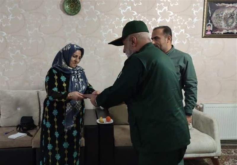 تجلیل فرمانده سپاه بیتالمقدس از 2 خانواده شهید کردستان