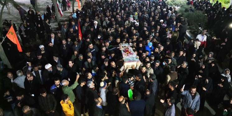 تشییع لاله بینشان زهرایی بر دوش مردم بندر امام خمینی(ره)+عکس