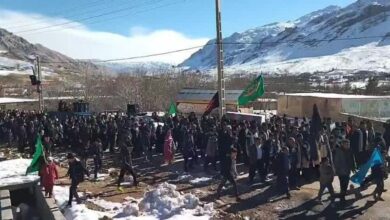 تشییع متفاوت شهید گمنام در سوز سرمای برف/ بختیاریهای شهر صمصام سنگ تمام گذاشتند + فیلم