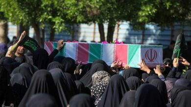 تشییع پیکر ۷ شهید گمنام در کرمانشاه/ مردم پیکر خوشنانام را باشکوه بدرقه کردند + فیلم