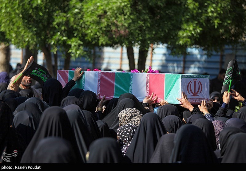 تشییع پیکر ۷ شهید گمنام در کرمانشاه/ مردم پیکر خوشنانام را باشکوه بدرقه کردند + فیلم