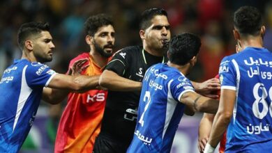 حاشیه بازی فولاد و استقلال| از بارش بطری به زمین تا اخراج مربی آبیها و مارتینز