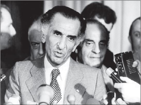 حکومت نظامی و شعارهای سیاسی روی پشتبامها