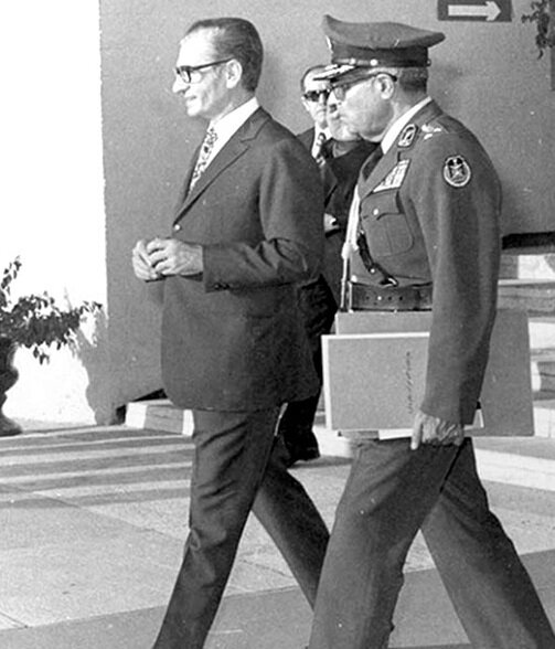 حکومت نظامی و شعارهای سیاسی روی پشتبامها