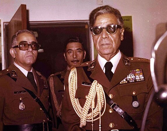 حکومت نظامی و شعارهای سیاسی روی پشتبامها