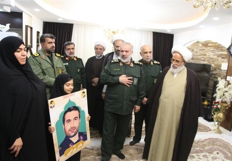 دیدار جانشین فرمانده کل سپاه با خانواده ۳ شهید مدافع امنیت کرمانشاه + تصاویر