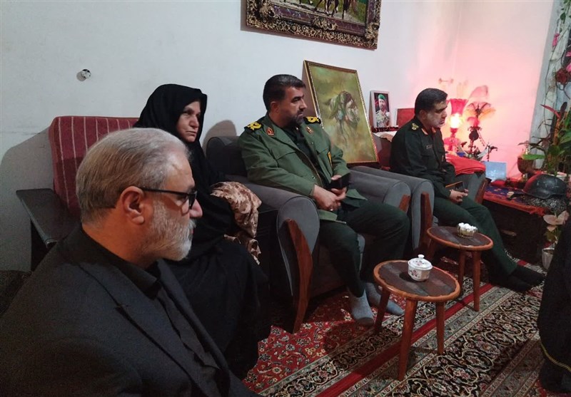 دیدار جانشین فرمانده کل سپاه با خانواده ۳ شهید مدافع امنیت کرمانشاه + تصاویر