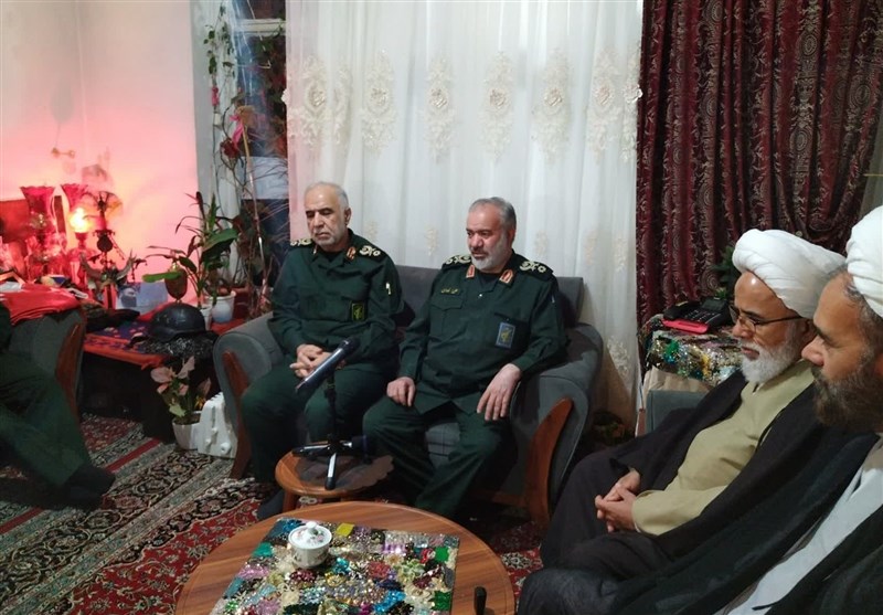 دیدار جانشین فرمانده کل سپاه با خانواده ۳ شهید مدافع امنیت کرمانشاه + تصاویر