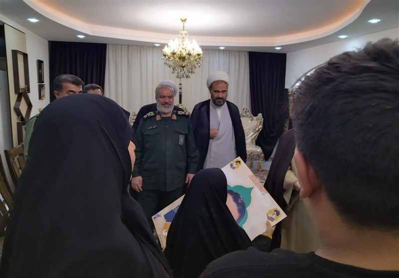 دیدار جانشین فرمانده کل سپاه با خانواده ۳ شهید مدافع امنیت کرمانشاه + تصاویر