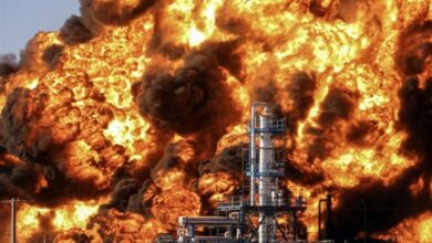 شعلههای آتش در پالایشگاه بیرجند هنوز زبانه میکشد/ احتمال آغاز عملیات خاموشسازی + فیلم