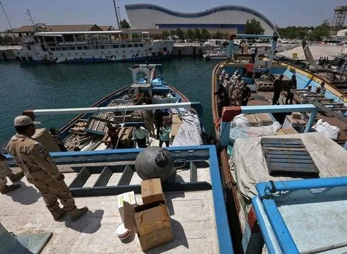 شناور حامل ۲۱۰ هزار لیتر سوخت قاچاق در آبهای جزیره قشم توقیف و ۱۴ قاچاقچی دستگیر شدند