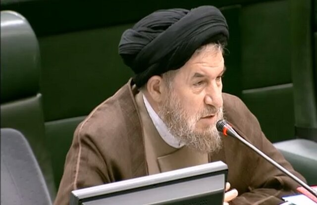 میرتاجالدینی: دریاچه ارومیه به شرایط بحرانی و سخت رسیده است