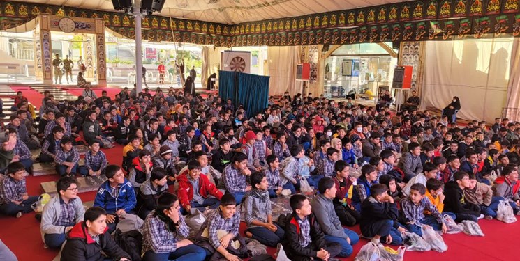 پروانهها گرد نور میگردند