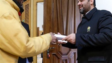 یلدای با کرامت کارگران/ اهدای بستههای یلدایی بنیاد کرامت رضوی به کارگران روزمزد