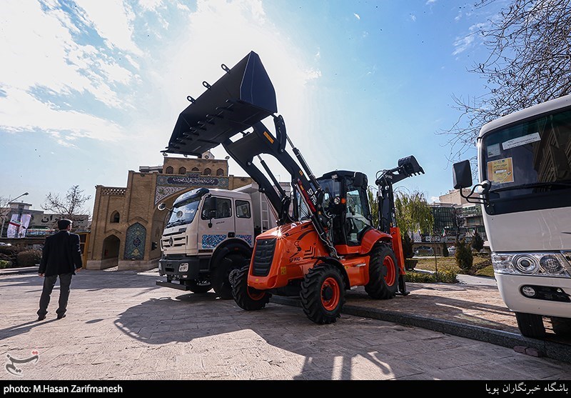 ۳۰۰ دستگاه ماشینآلات به شهرداریها و دهیاریهای چهارمحال و بختیاری تحویل داده شد