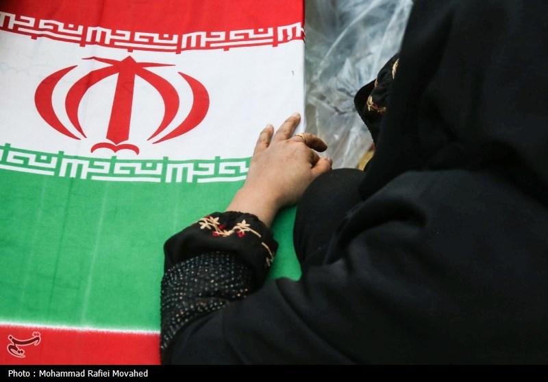 ادای احترام خانواده شهید سلیمانی به شهدای حادثه تروریستی کرمان+فیلم