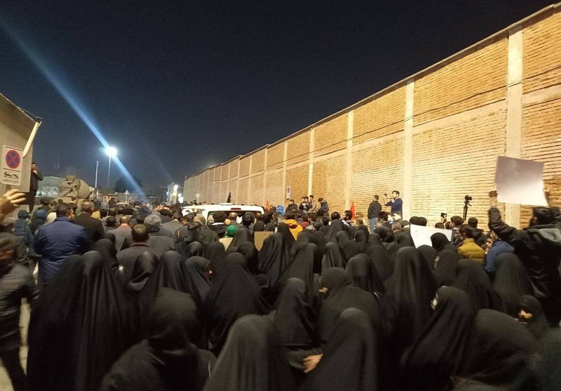 استقبال از پیکر دانشجوی شهید حادثه تروریستی کرمان در فرودگاه مهرآباد