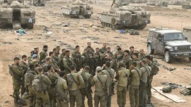 اسرائیلیها با تفنگ و یونیفرم نظامی سر کار میروند