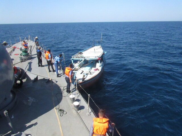 امدادرسانی ناوشکن الوند به لنج حادثه دیده ایرانی