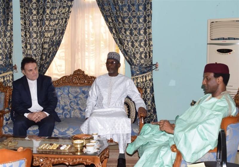 امضای دفتریادبود شهدای کرمان توسط نخست وزیر و وزیر خارجه نیجر