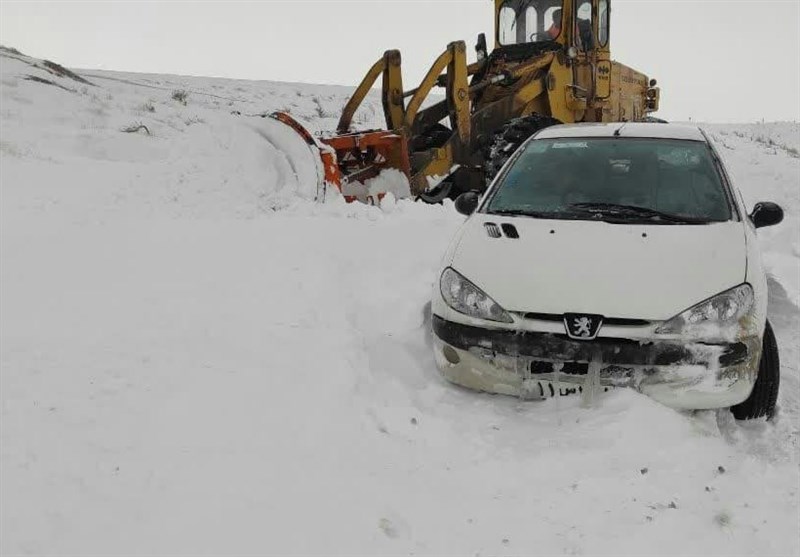 انجام 1580 کیلومتر برفروبی در جادههای کرمانشاه/ رهاسازی 80 خودرو گرفتار در برف